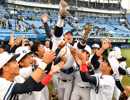 東都大学野球秋季リーグで優勝し中大ナインから胴上げされる清水達也監督（中央）（2019年10月17日撮影）