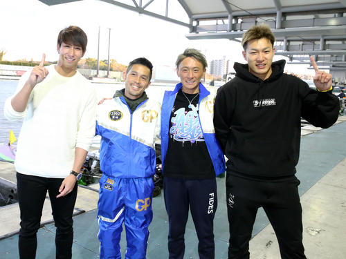 住之江ボートのピットで記念写真する、左からロッテ福田、菊地孝平、峰竜太、ソフトバンク柳田（撮影・上山淳一）
