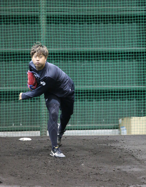 ブルペンで投球する日本ハム堀（撮影・田中彩友美）