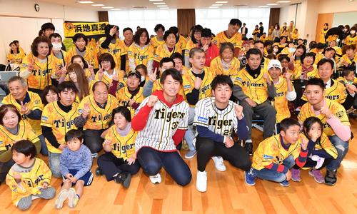 アイ愛センターを訪問し利用者と記念撮影する高橋遥（右）と浜地（撮影・上田博志）