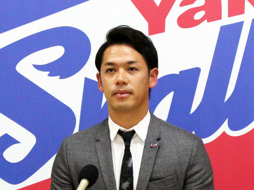 契約更改を終え会見に臨むヤクルト小川（撮影・保坂恭子）