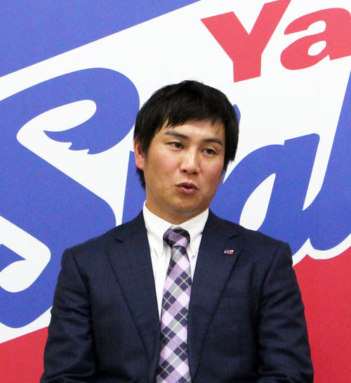 契約更改を終え会見に臨むヤクルト川端（撮影・保坂恭子）