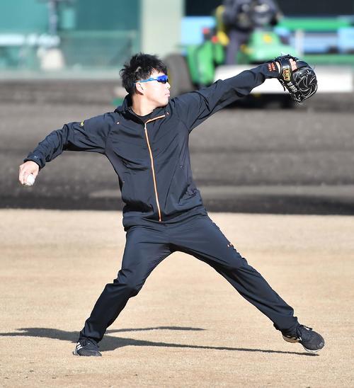キャッチボールをして汗を流す馬場皐輔（撮影・上田博志）