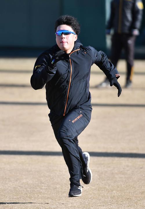 ダッシュして汗を流す馬場皐輔（撮影・上田博志）