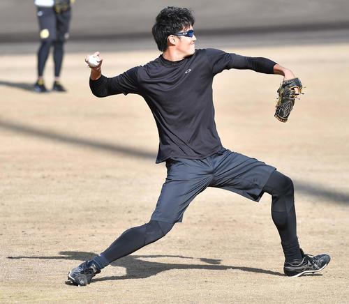 キャッチボールに励む藤浪（撮影・上田博志）