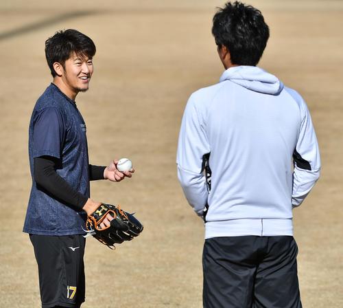 藤浪晋太郎（右）と談笑する岩貞祐太（撮影・上田博志）