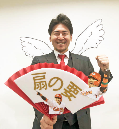 契約更改を終え「扇の要」を手に笑顔を見せる広島会沢（撮影・前原淳）