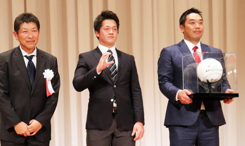 中大の優勝祝賀会で壇上の巨人阿部2軍監督（右）中大・牧主将（中）清水監督（左）（撮影・古川真弥）