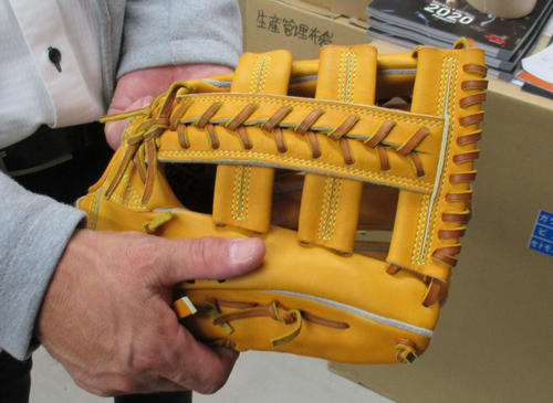 中日根尾の来季外野手用グラブで参考にするモデルの1つ