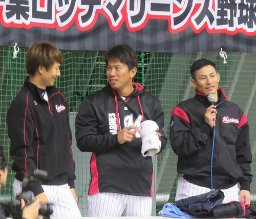 野球教室で私物プレゼントの抽選を行う、左からロッテ唐川、角中、荻野