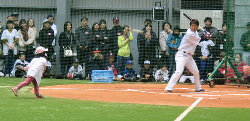 野球教室で女の子と1打席対決に立ったロッテ角中