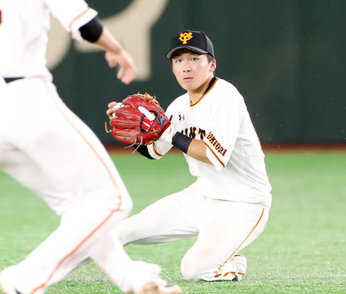 8月18日、阪神ソラーテの打球を捕球する巨人増田大（撮影・加藤哉）