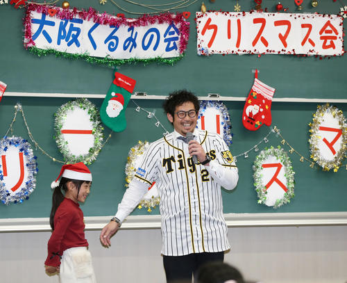 大阪くるみの会・クリスマス会に参加し、子どもたちからの質問に笑顔で答える阪神岩田（撮影・前田充）