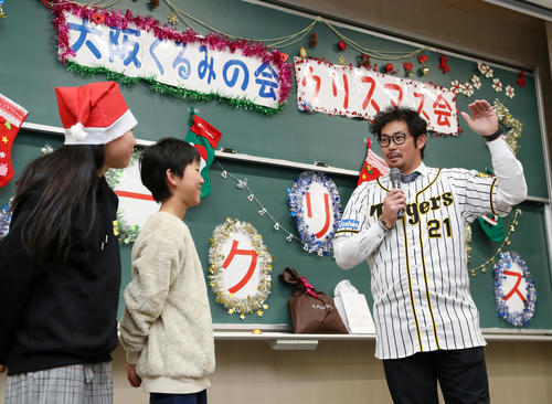 大阪くるみの会・クリスマス会に参加し、子どもたちからの質問に答える阪神岩田（撮影・前田充）