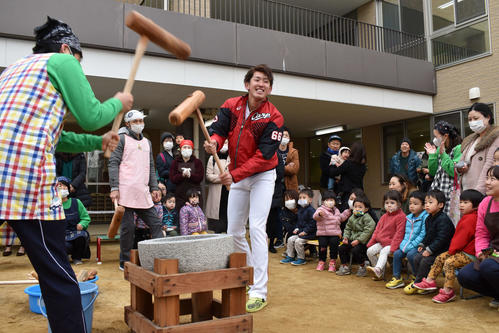 保育園で行われた餅つき大会に参加し、笑顔で餅をつく広島遠藤