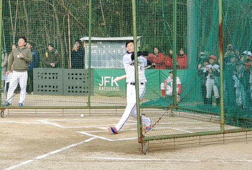 野球教室でフリー打撃を披露するオリックス中川