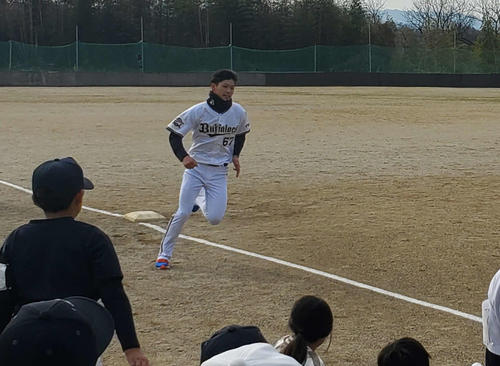 野球教室でベースランニングを披露するオリックス中川