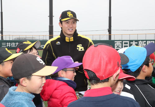 野球教室で子供たちの質問にこたえる高橋純（撮影・梅根麻紀）