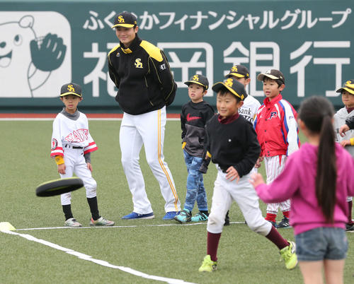野球教室で子供たちのイベントを見守るソフトバンク高橋純（撮影・梅根麻紀）