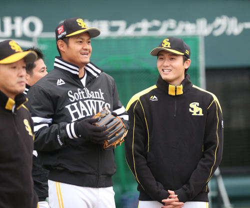 野球教室終了後、話をする椎野と高橋純（右）（撮影・梅根麻紀）