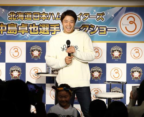 札幌市内で行われたトークショーで笑顔を見せる日本ハム中島（撮影・黒川智章）