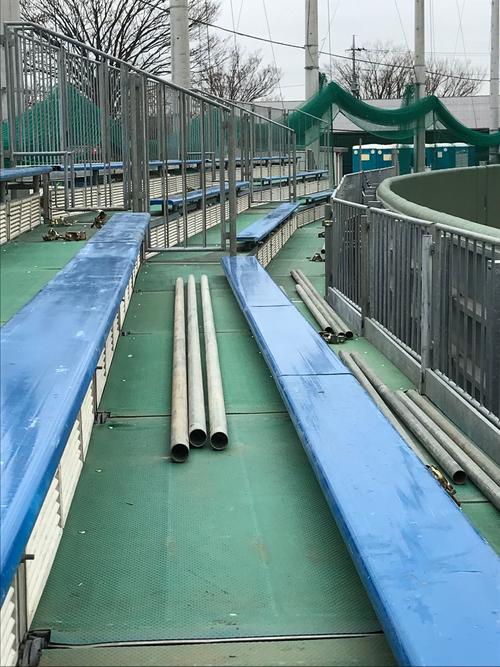 戸田球場の外野部分に設置された観客席