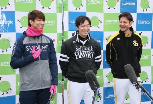 笑顔で質問に答える、左からロッテ福田、ソフトバンク和田と大竹（撮影・栗木一考）