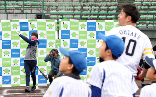 大竹（右）から長打を放つ福田（撮影・栗木一考）