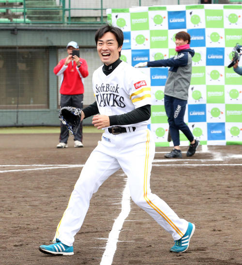 福田（右奥）との対決を制し、笑顔を見せる和田（撮影・栗木一考）
