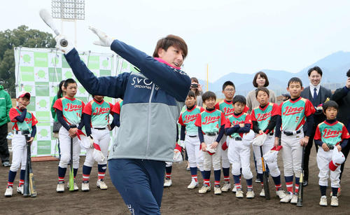 子どもたちの前で強烈なスイングを披露する福田（撮影・栗木一考）