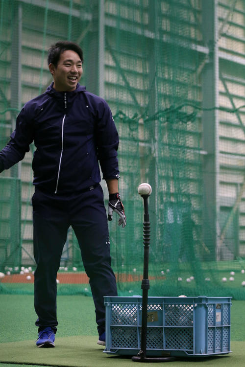 練習中に笑顔を見せる日本ハム宇佐見（撮影・田中彩友美）