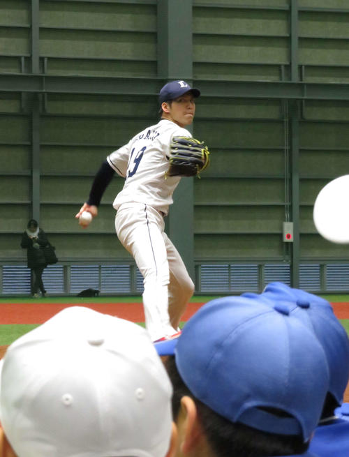子供たちが見守る中、投球を披露する西武斉藤大