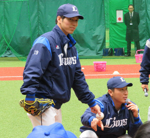 子供たちに指導する西武斉藤大(左）と駒月