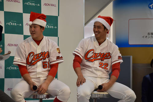 イオンモール広島祇園で行われたトークショーに参加し、サンタクロースの帽子を被る小園（左）と中村奨