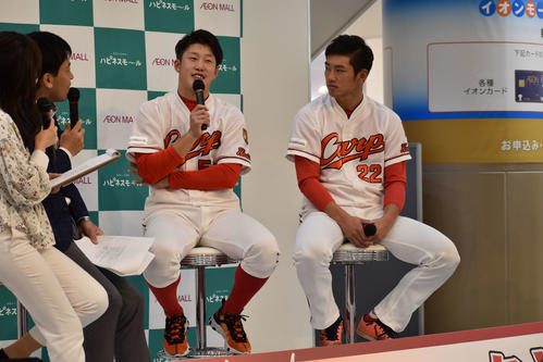 イオンモール広島祇園で行われたトークショーに参加した小園（左）と中村奨