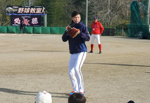 野球教室で小学生に指導を行うオリックス中川