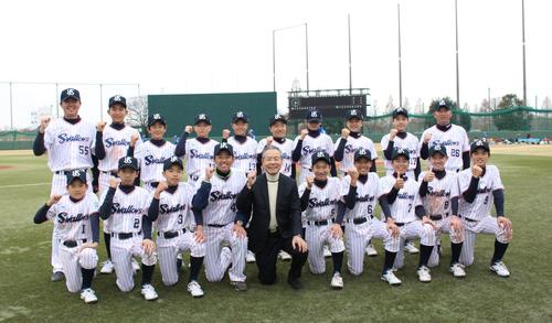 12球団ジュニアトーナメントに向けて意気込む選手たちと激励に訪れた衣笠球団社長（前列左から5人目）