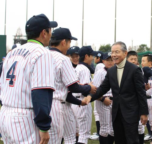12球団ジュニアトーナメントに向けて激励に訪れ、選手たちと握手をかわす衣笠球団社長（右）