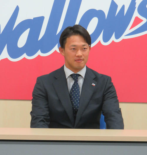 11月19日、契約更改会見に臨んだヤクルト浜田