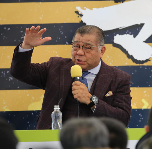 熱弁ふるう掛布雅之氏（撮影・渦原淳）