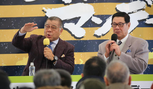 阪神競馬場で行われたトークショーで熱弁をふるう掛布雅之氏（左）と田淵幸一氏（撮影・渦原淳）