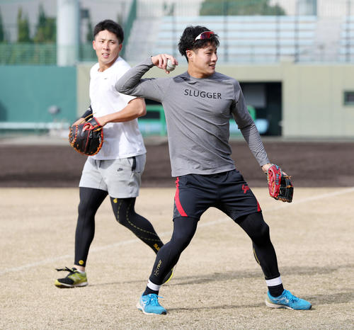 鳴尾浜球場でノックを受ける阪神木浪（右）と片山（撮影・前田充）