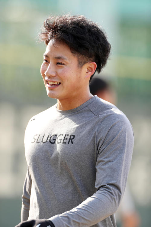 鳴尾浜球場での自主トレで笑顔を見せる阪神木浪（撮影・前田充）