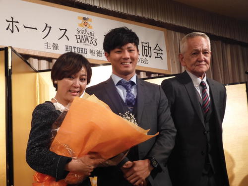 ソフトバンク・ドラフト1位佐藤直樹外野手（21＝JR西日本、中央）は母亜美さん（56）と父義八さん（69）に囲まれ笑顔を見せる