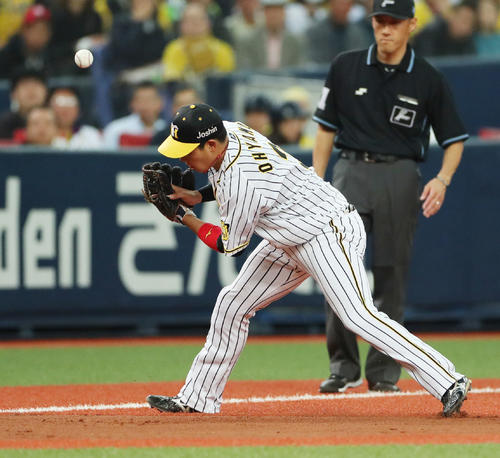 3月、ヤクルト松本の三ゴロを失策する大山（撮影・前田充）