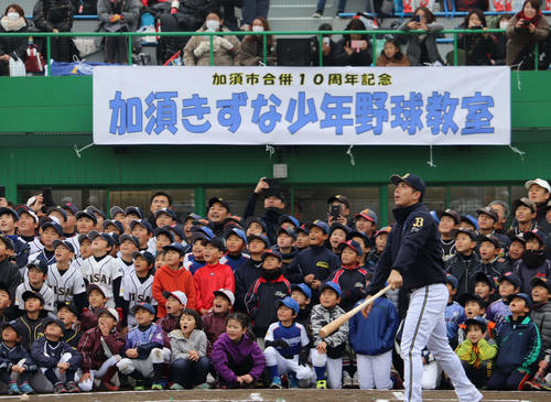 加須市野球教室でロングティー打撃を見せるオリックス若月（撮影・金子真仁）