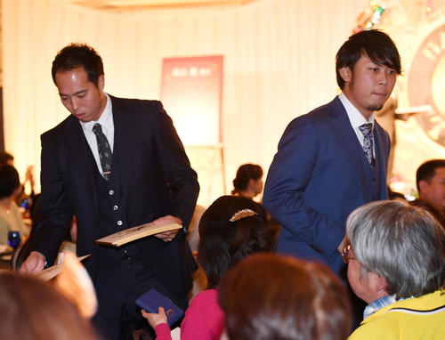 クリスマスプレミアルパーティーでファンにサインを手渡す青柳（左）と高山（撮影・前岡正明）