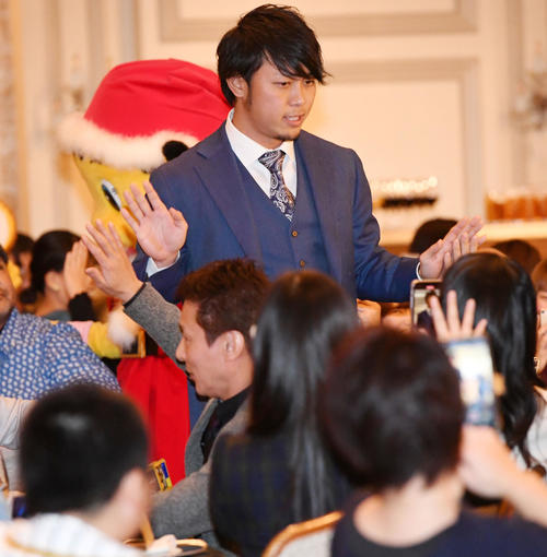 クリスマスプレミアルパーティーでファンとタッチする高山（撮影・前岡正明）