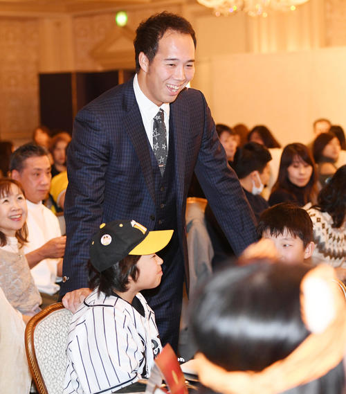 クリスマスプレミアルパーティーでファンと笑顔で話す青柳（撮影・前岡正明）