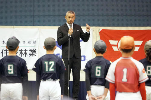 第24回イチロー杯争奪学童軟式野球大会表彰式　子どもたちに話をするイチロー氏（撮影・森本幸一）